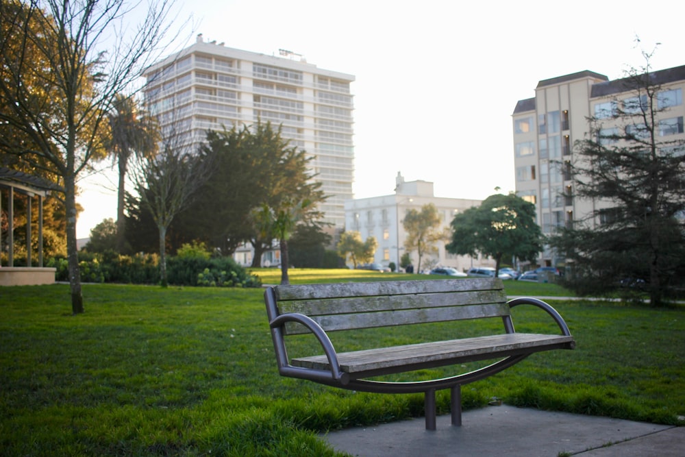 公園の茶色の木製ベンチ