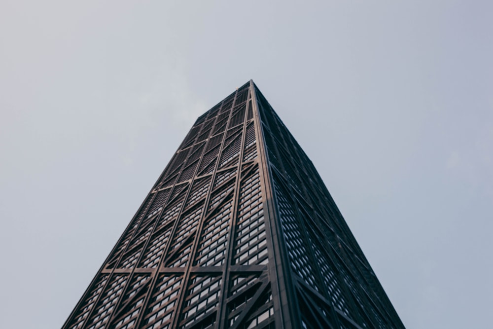 fotografia de baixo ângulo do edifício preto sob o céu azul