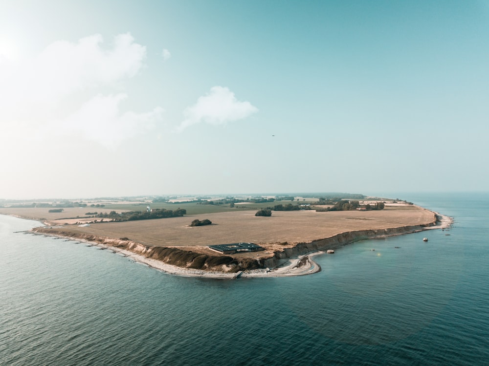 ilha sob o céu verde