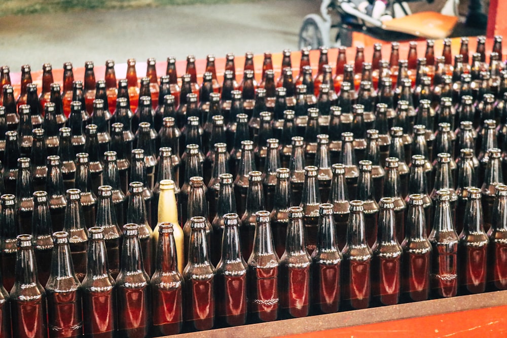 lot de bouteilles d’étiquettes assorties