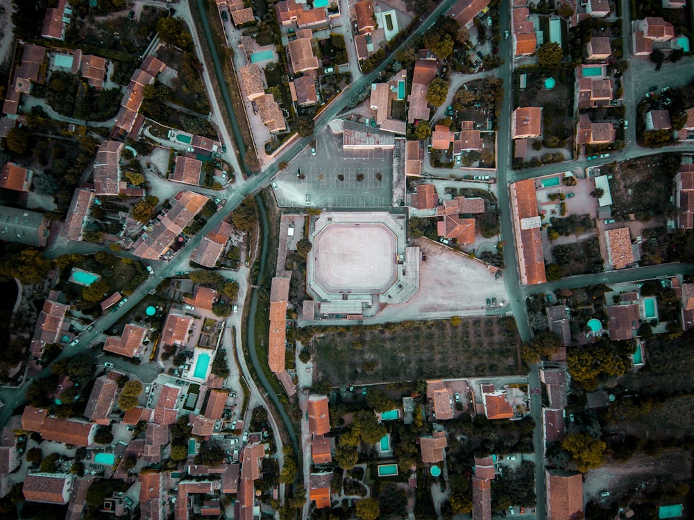 Vista a volo d'uccello della casa in cemento marrone