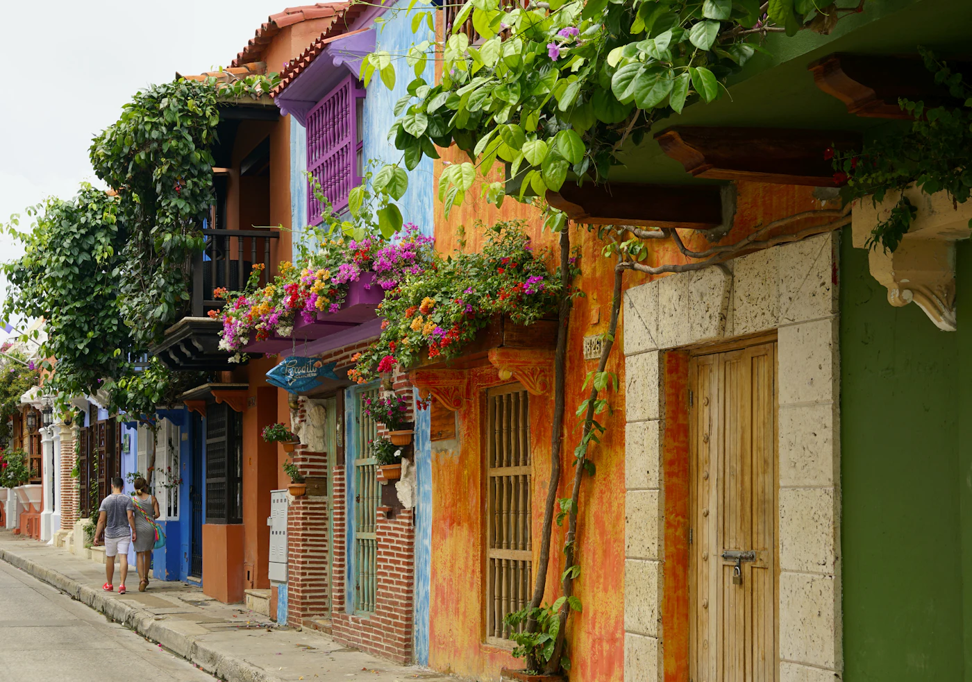 Casas coloniales de colores con balcones de madera y flores en el centro histórico de Cartagena, Colombia