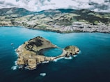 Vista aérea de uma formação rochosa no mar, perto da costa da Ilha de São Miguel, Açores