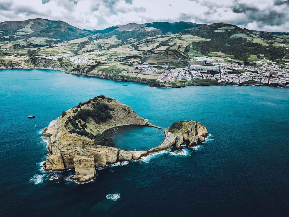 Vista aérea de uma ilha durante o dia