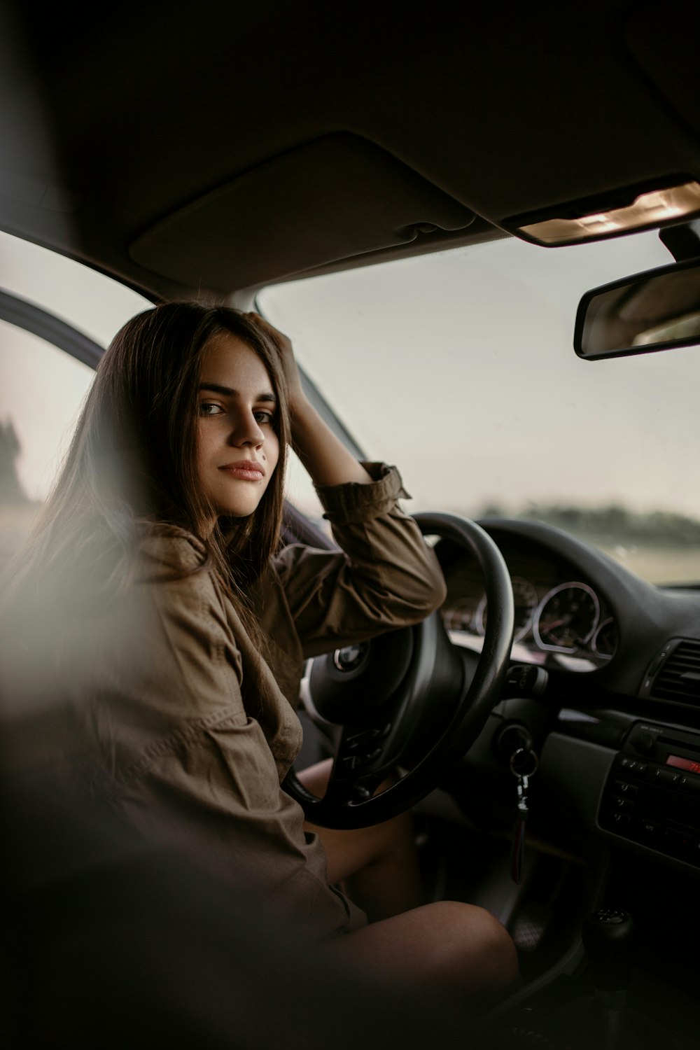 Donna che si siede all'interno dell'automobile foto – Veicolo Immagine  gratuita su Unsplash