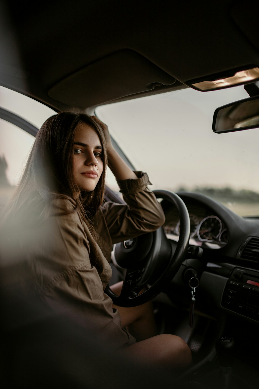 donna che si siede all'interno dell'automobile