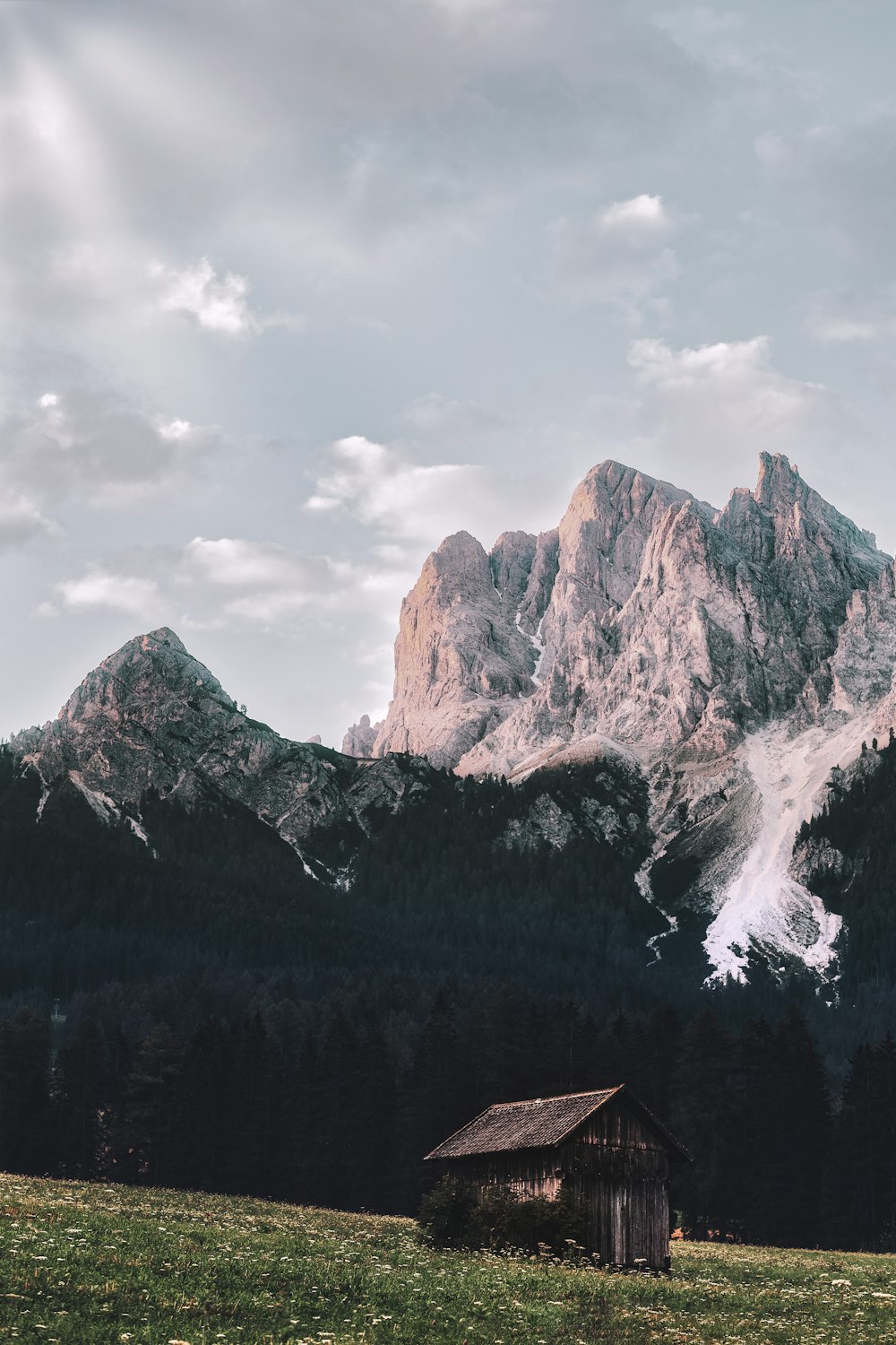 Capannone di legno marrone vicino alla montagna