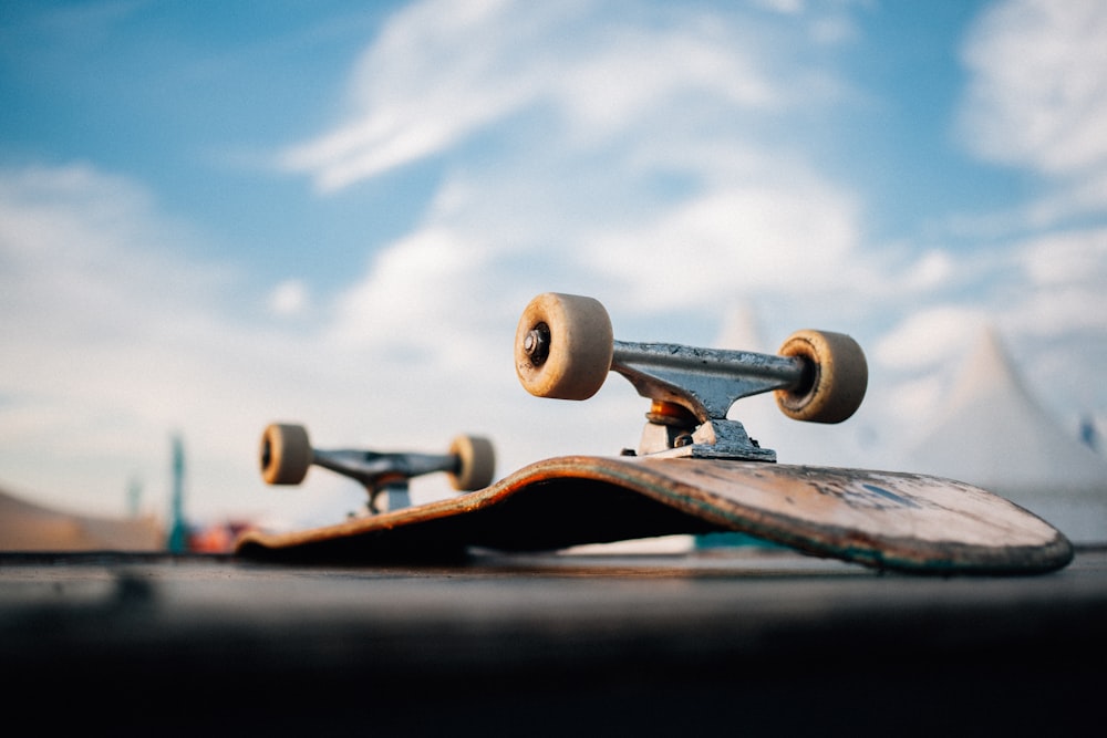 茶色の木製スケートボード