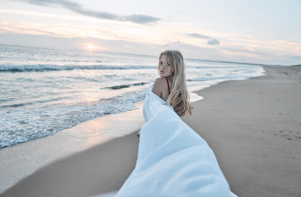 femme marchant sur la plage