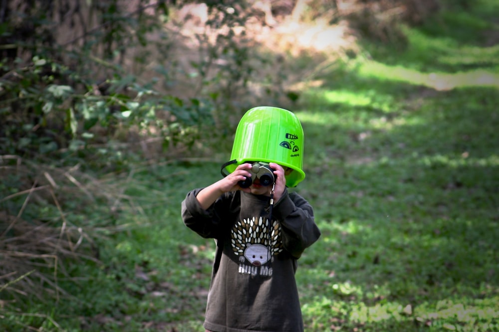 Fotografía de enfoque selectivo de Boby sosteniendo binoculares