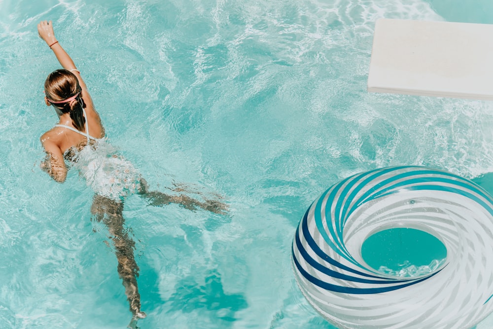 Foto Mujer con gorro de baño azul en la piscina – Imagen Agua gratis en  Unsplash
