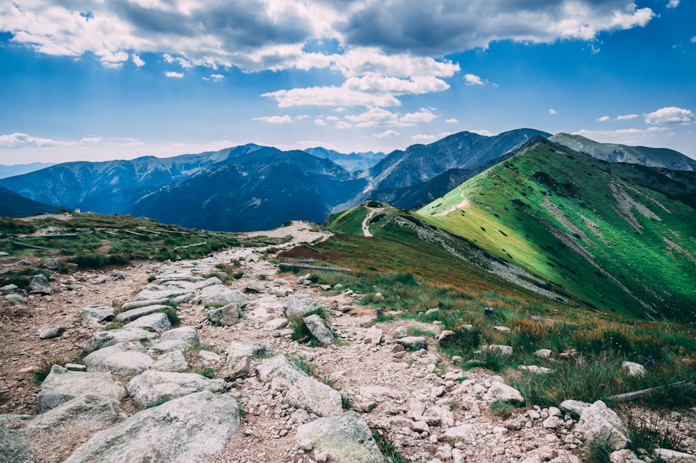 Montagna verde sotto il cielo nuvoloso