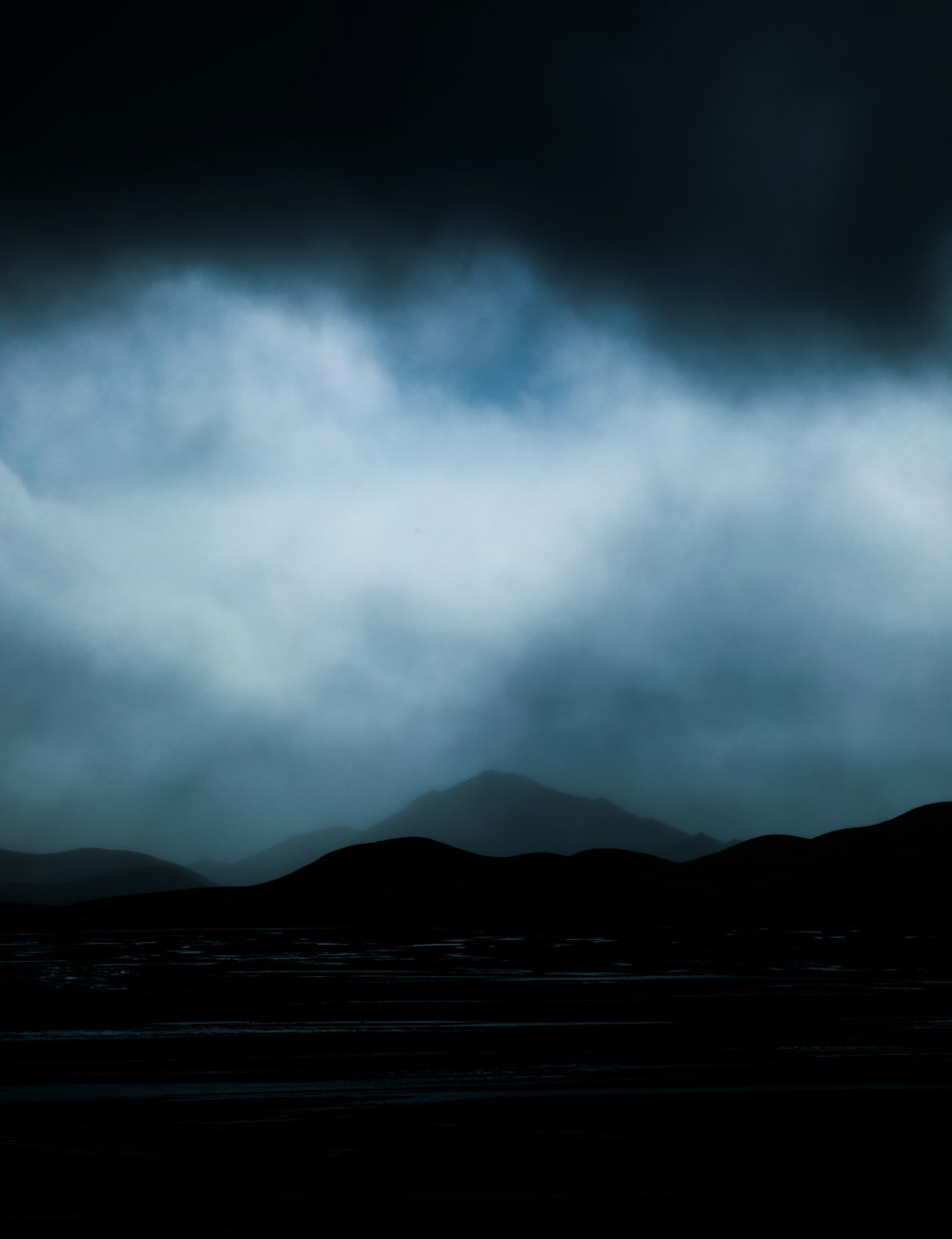 mountain with clouds at daytime