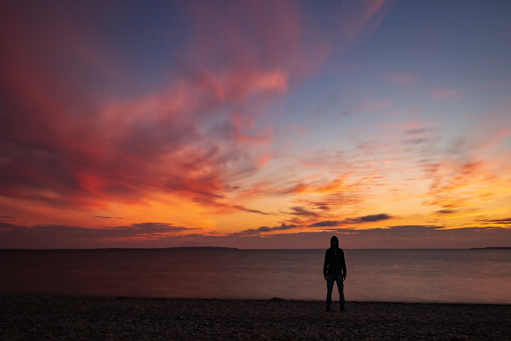 silhouette d’homme debout