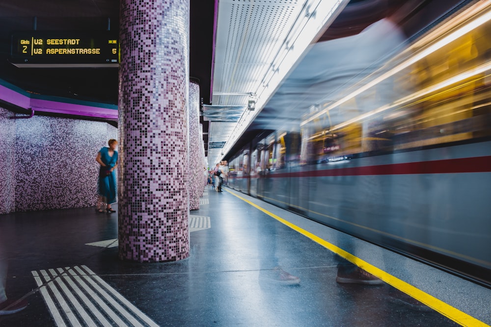 Foto timelapse del tren que pasa por la estación