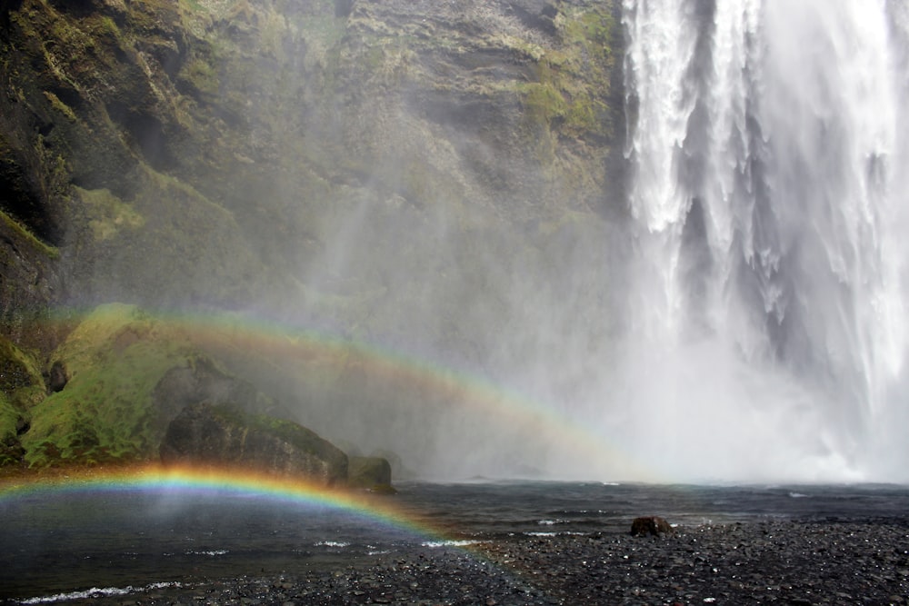 昼間の虹と滝の写真撮影