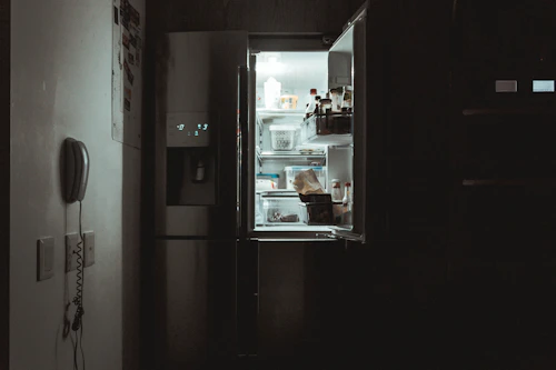Refrigerador de dos puertas instalado en una cocina
