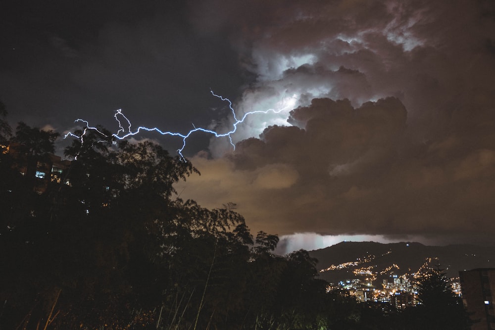 Colpo di fulmine durante la notte