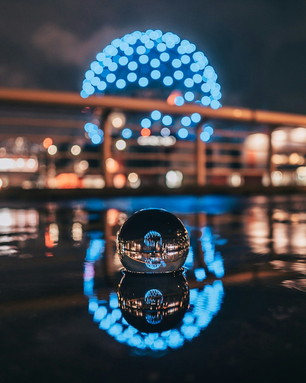 Fotografía de enfoque selectivo de bola de agua con monumento a la bola