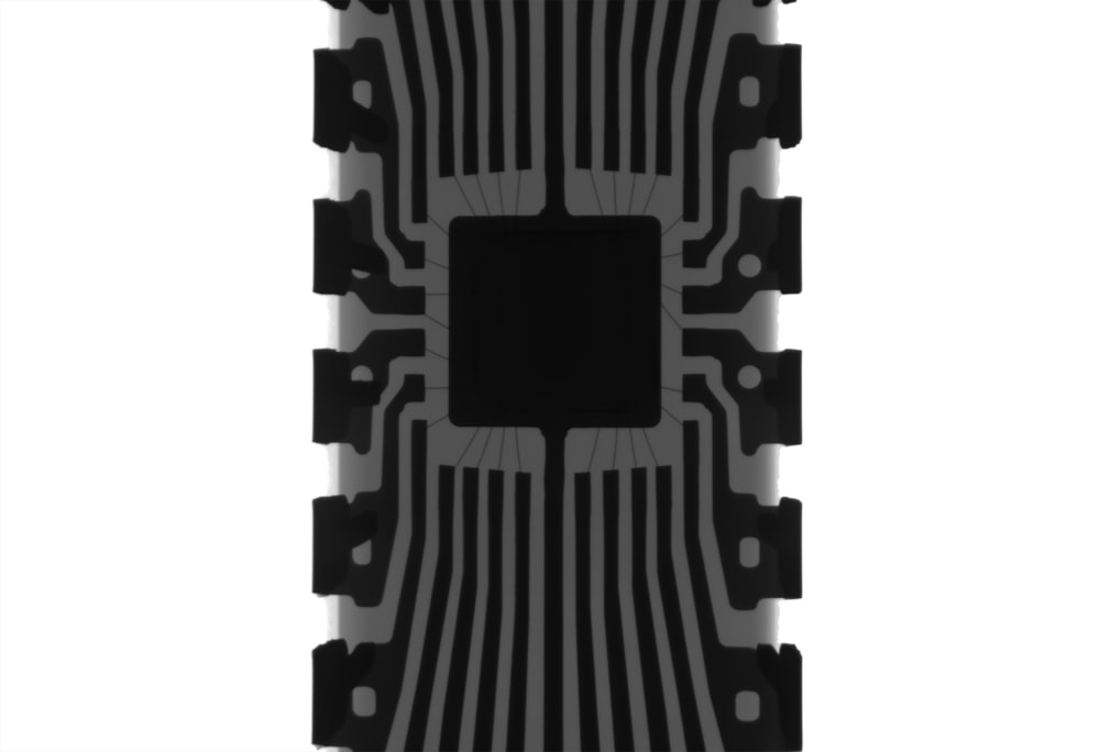 une photo en noir et blanc d’une carte de circuit imprimé
