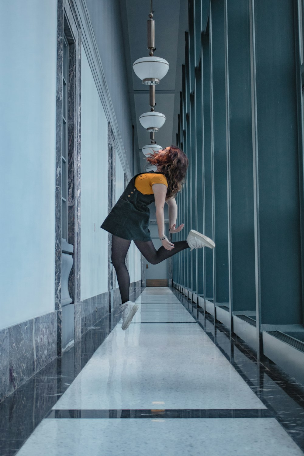 廊下でジャンプする女性のセレクティブカラー写真