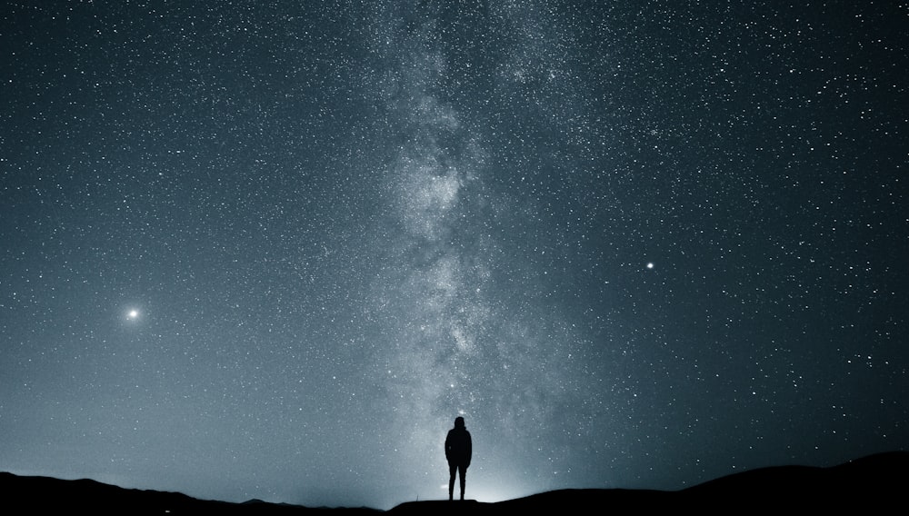 silhouette de personne sous le ciel étoilé