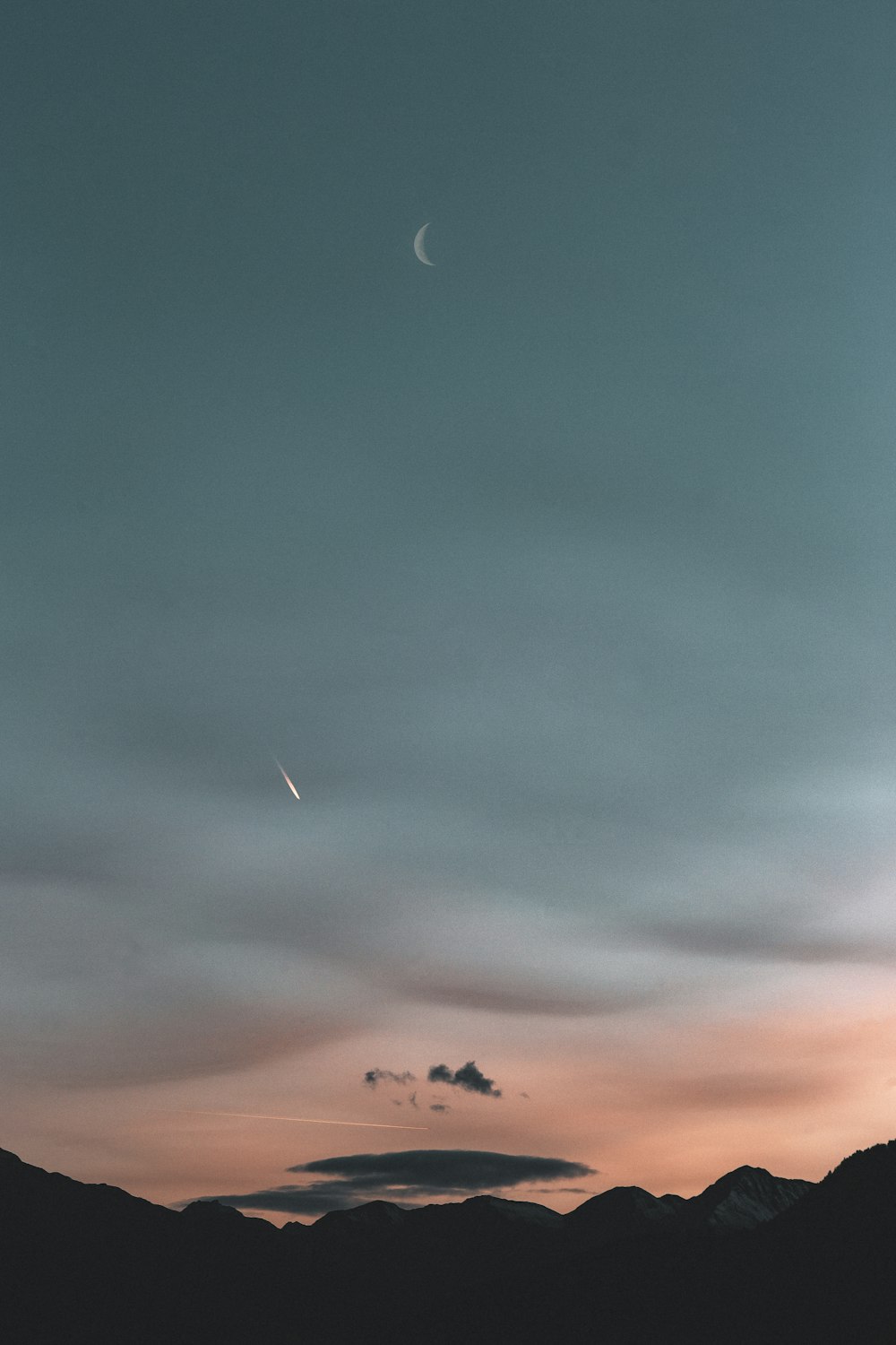 Silueta de la montaña bajo el cielo pálido de la tarde