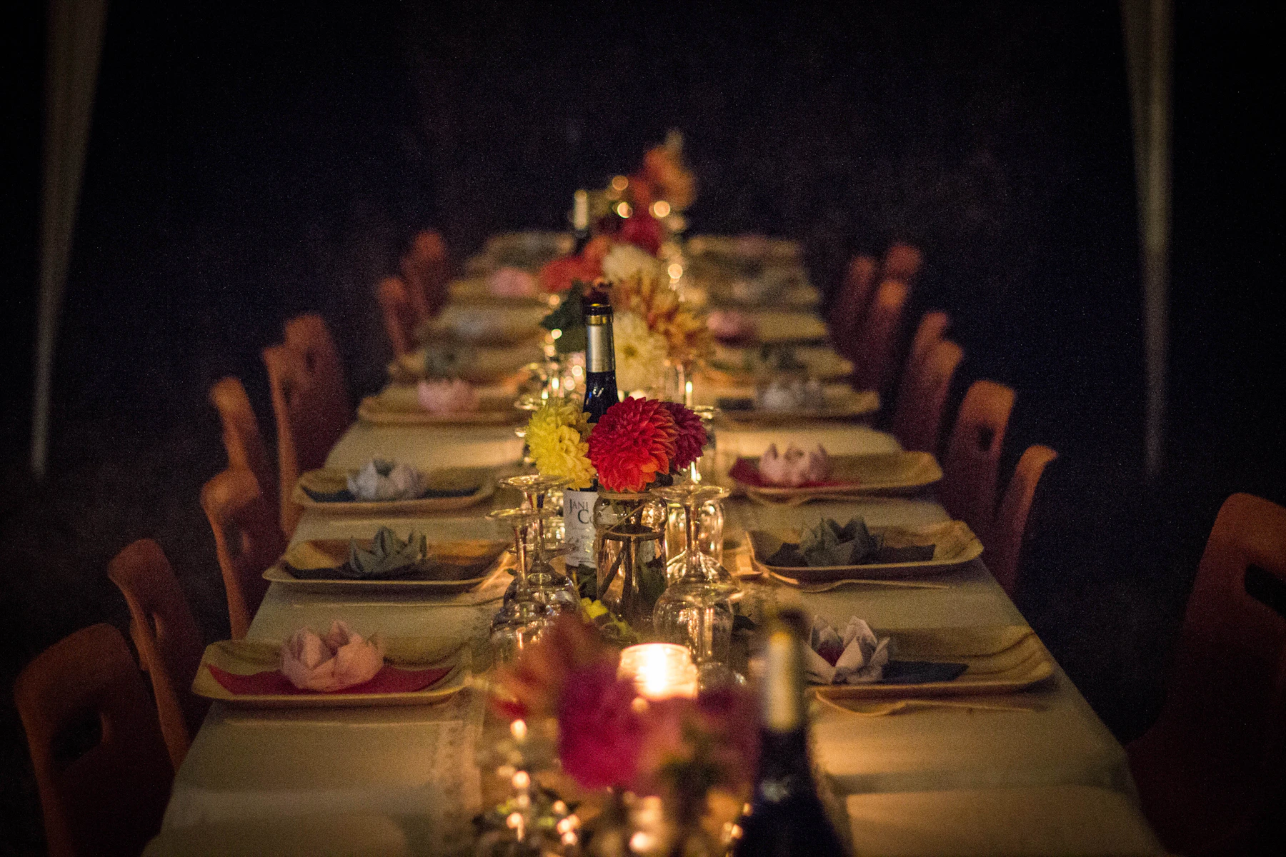 Grande table lumineuse dressée pour un repas convivial entre proches