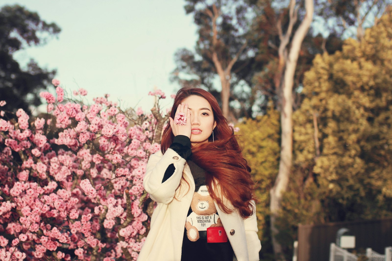 Canon EOS 60D + Sigma 35mm F1.4 DG HSM Art sample photo. Woman in front of photography