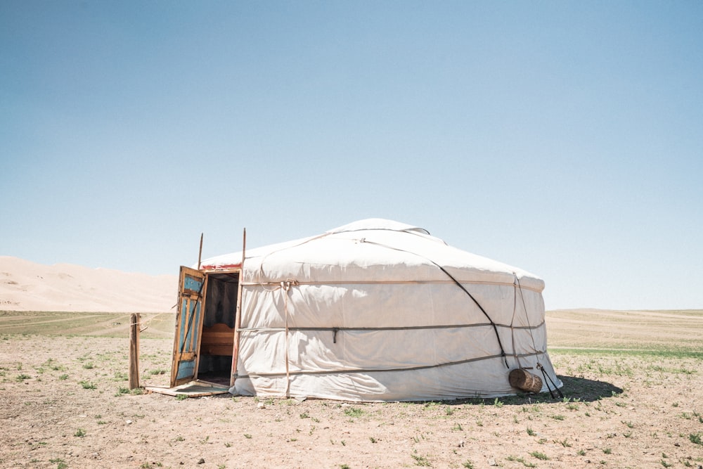 tenda bianca sul campo