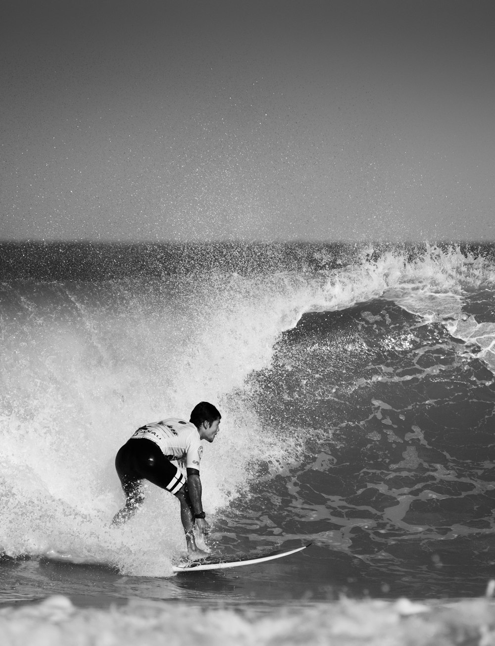 Photographie en accéléré d’un surfeur sur une vague
