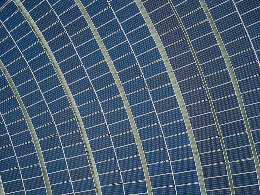 Detail modrých fotovoltaických panelů