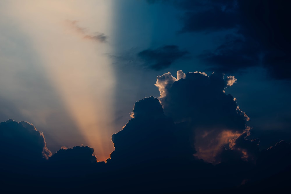 Wolken und Sonnenstrahlen