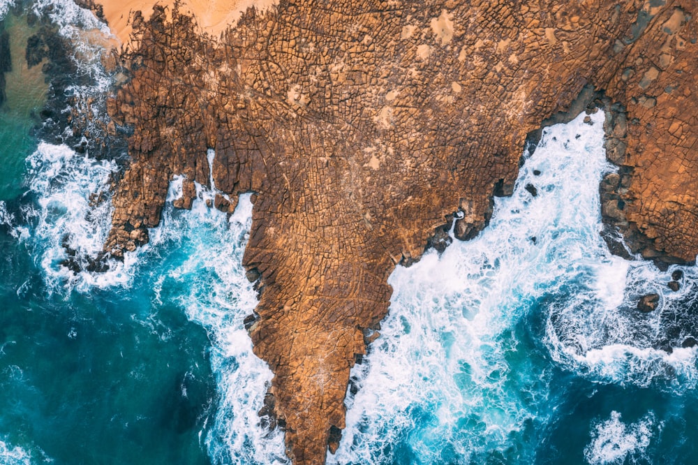 Foto aérea de la cornisa de roca y el agua