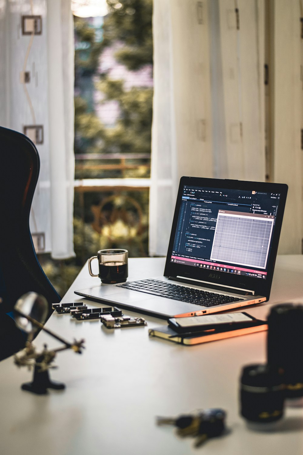 MacBook Pro sobre mesa blanca