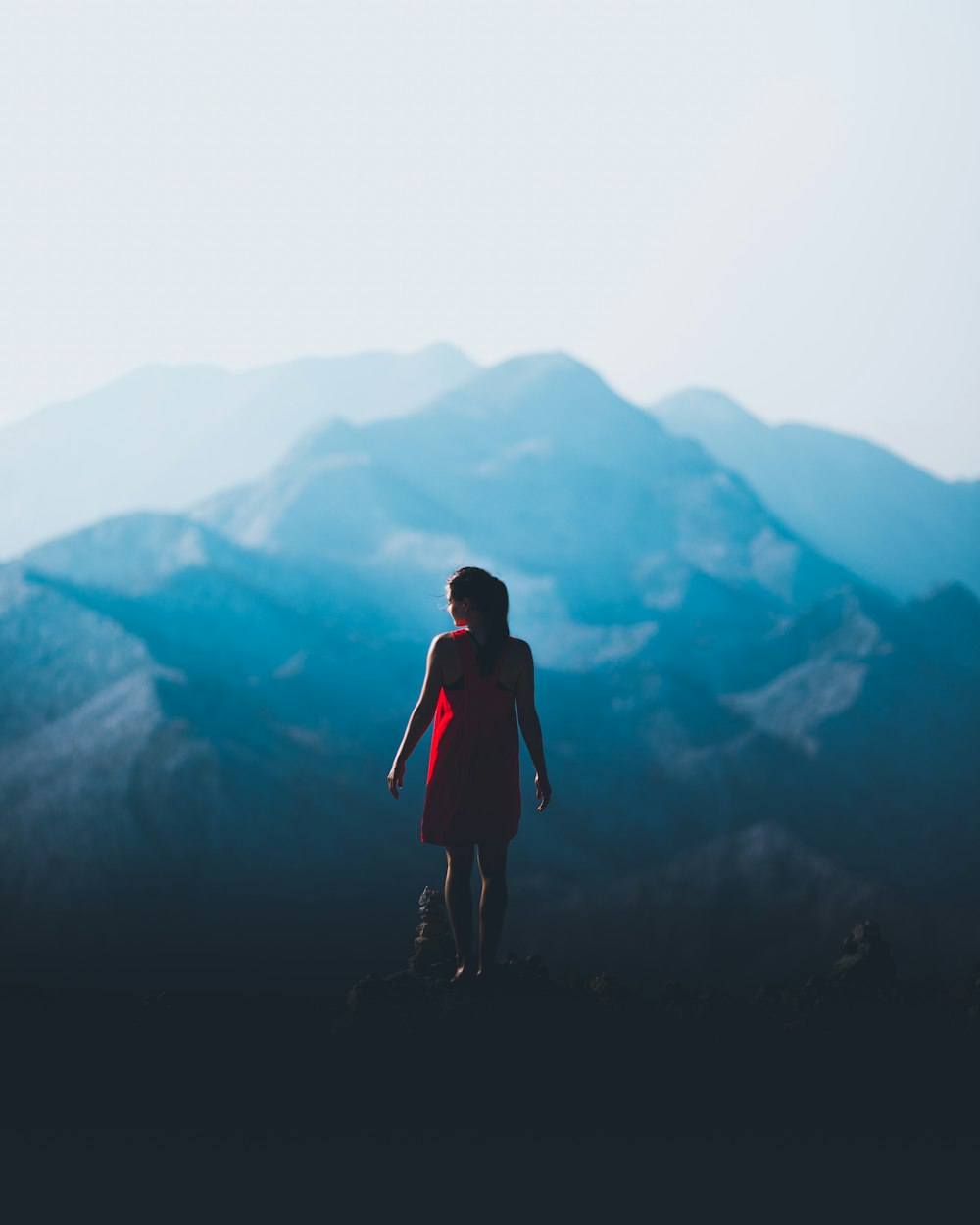 donna che si leva in piedi davanti alla montagna