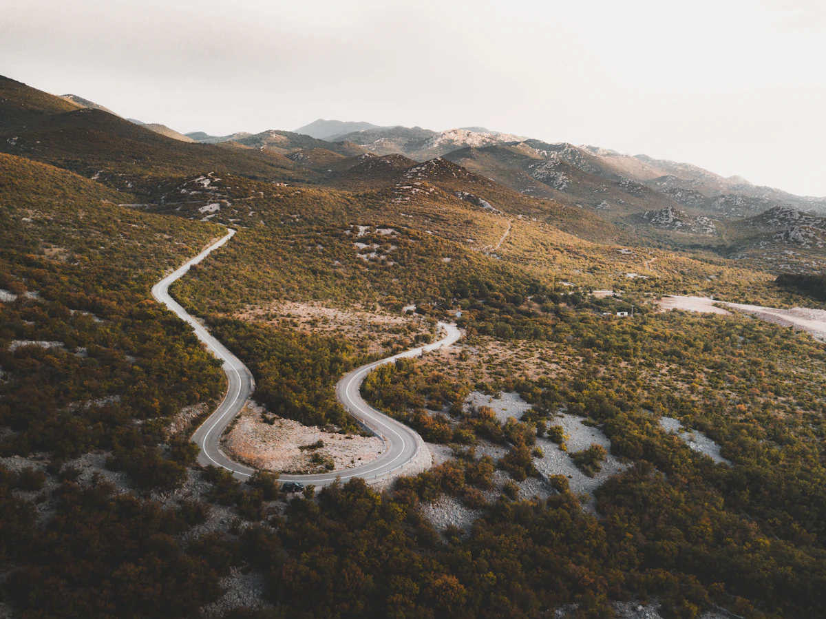 Weiter Weg durch ruhige Landschaft als Symbol für rauchfrei bleiben nach Tag 6