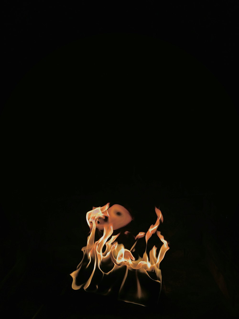 eine Nahaufnahme eines Feuers auf schwarzem Hintergrund