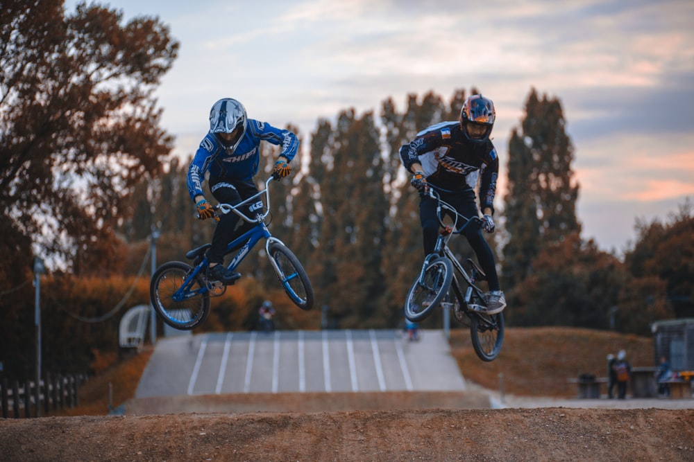 BMXのトリックをする2人