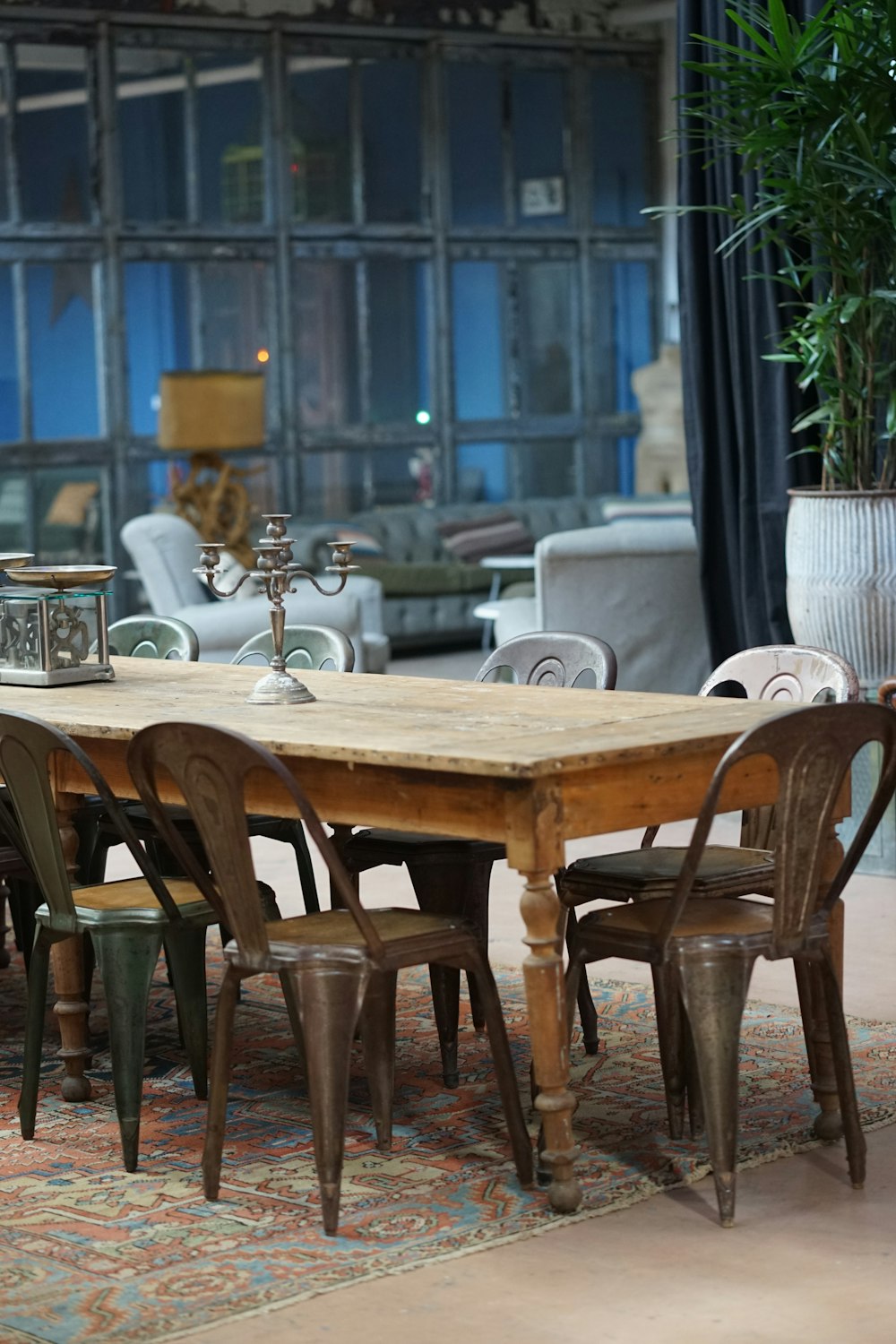 mesa retangular marrom de madeira e cadeiras conjunto de jantar