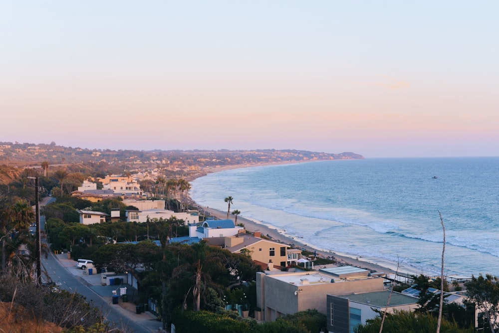 Photographie aérienne de maisons près de la plage