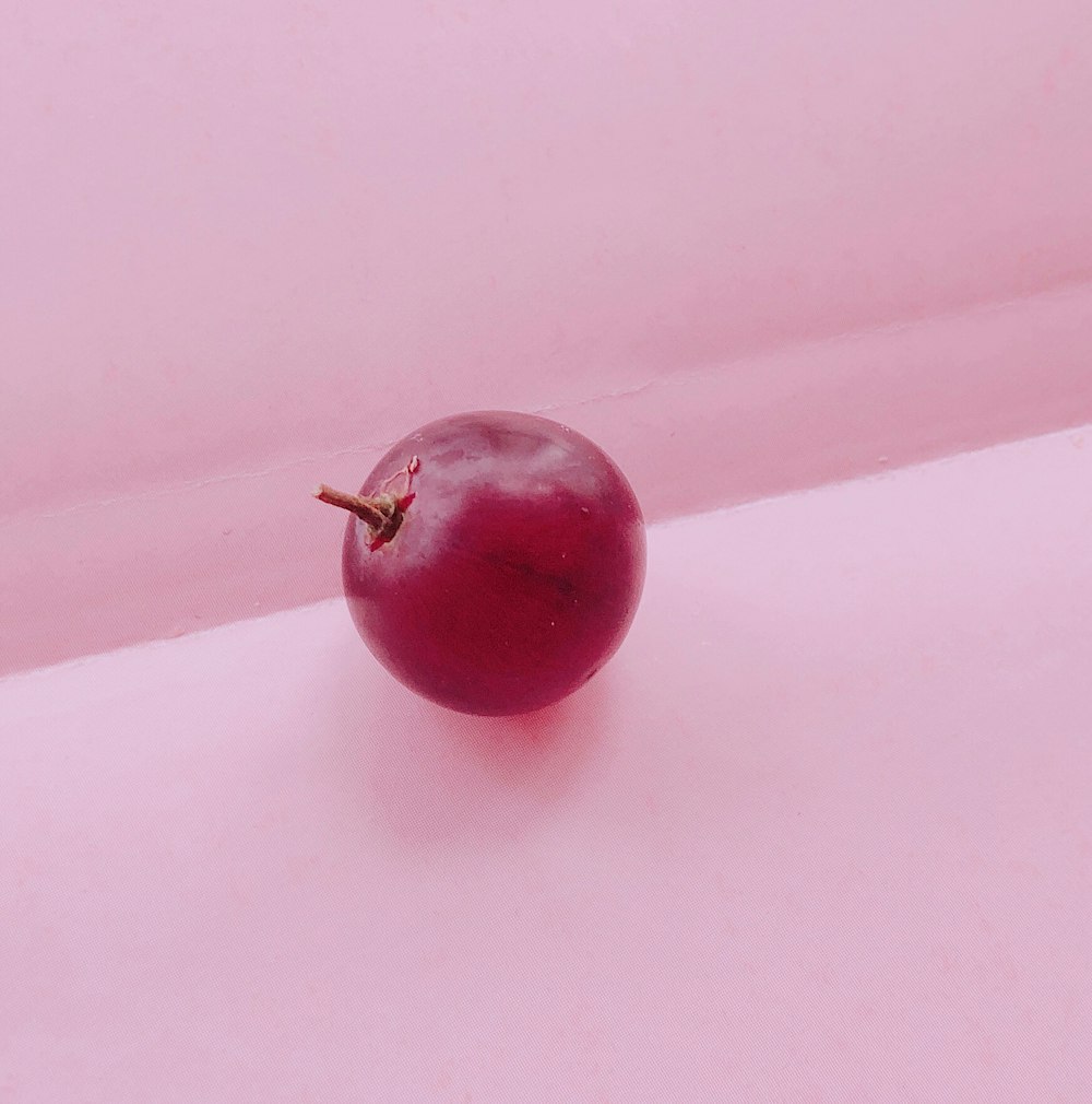 Frutto di ciliegia su tessuto rosa