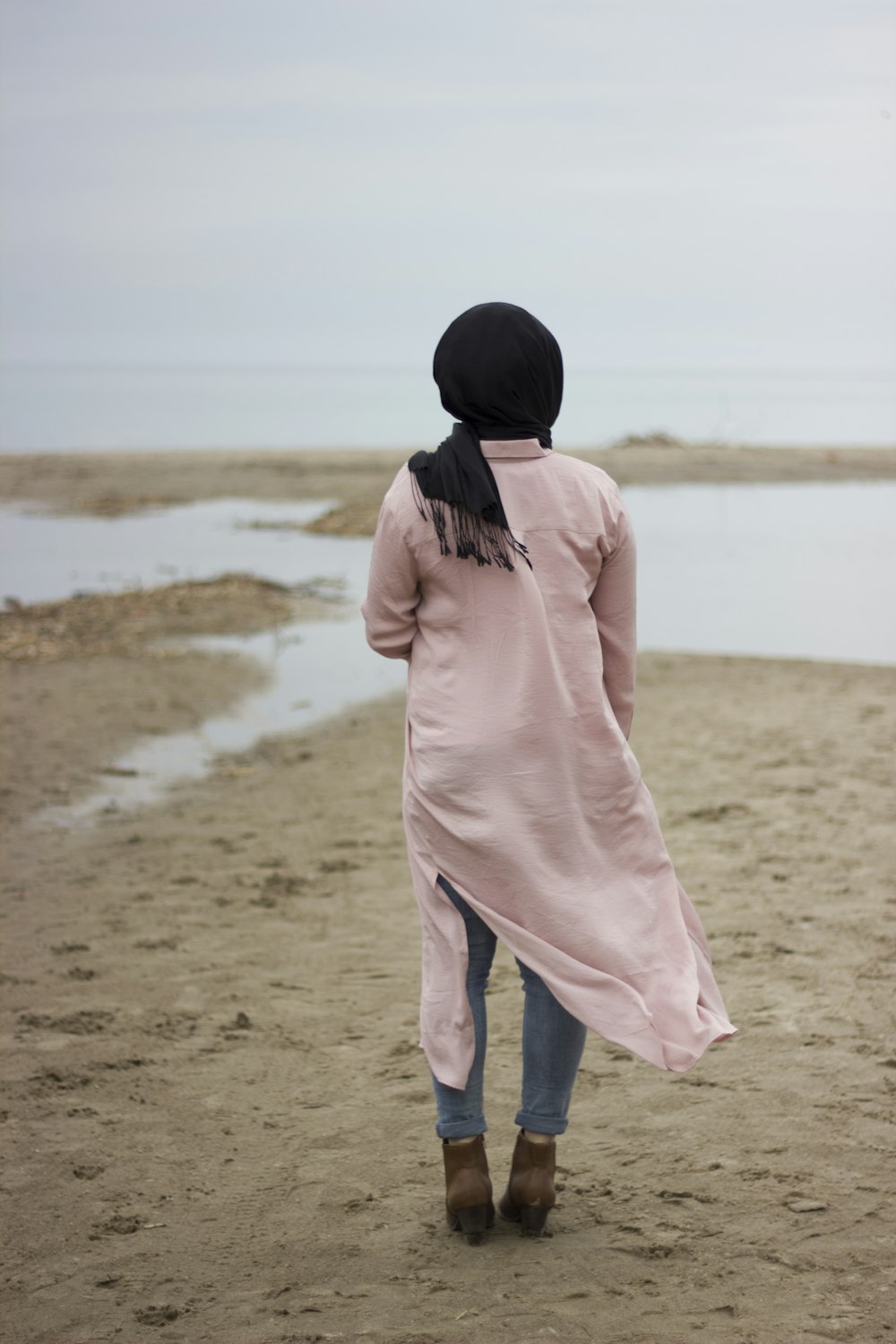 mulher em pé na costa