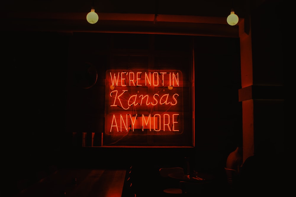 nous ne sommes plus au Kansas, les enseignes au néon rouge sont allumées
