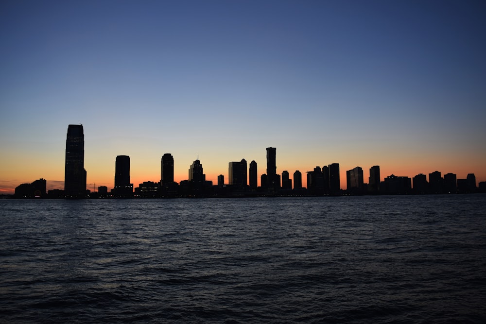 Silueta de la ciudad durante la puesta del sol