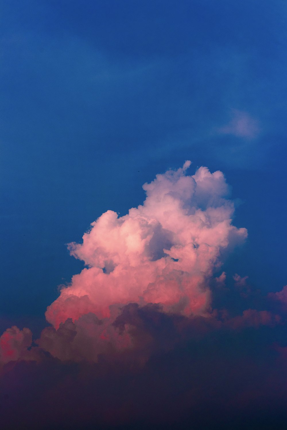 Foto selectiva del cielo blanco y azul