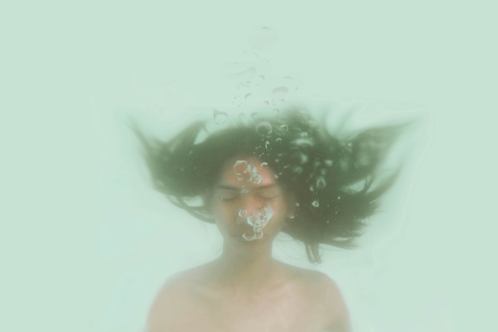 mulher respirando debaixo d'água