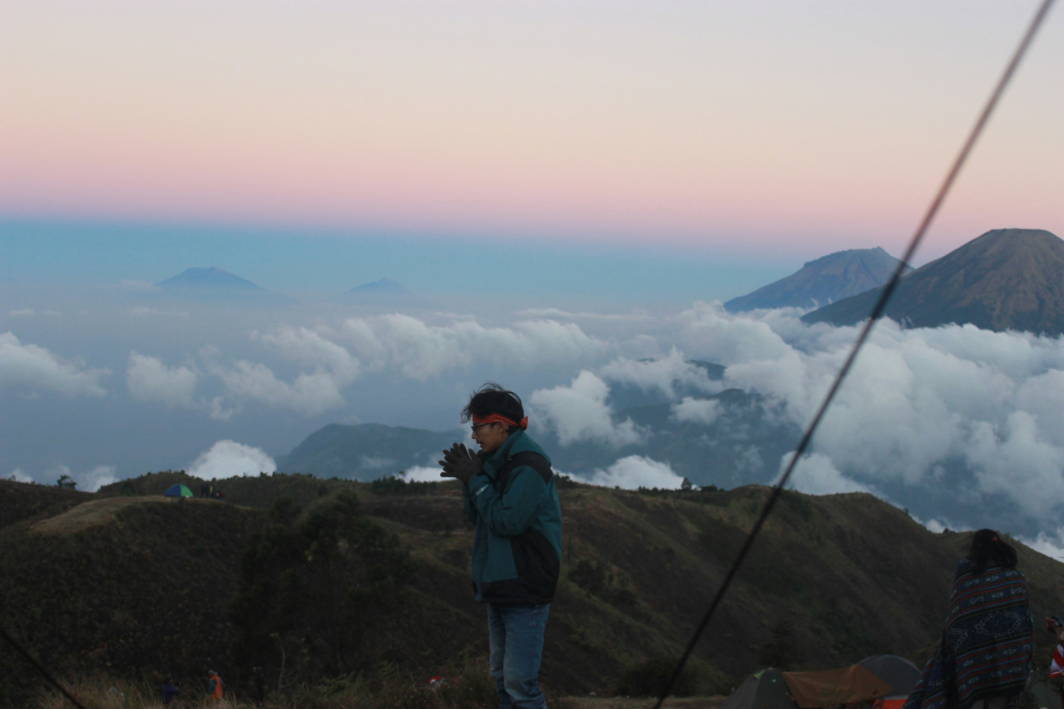 orang yang berdiri di puncak gunung