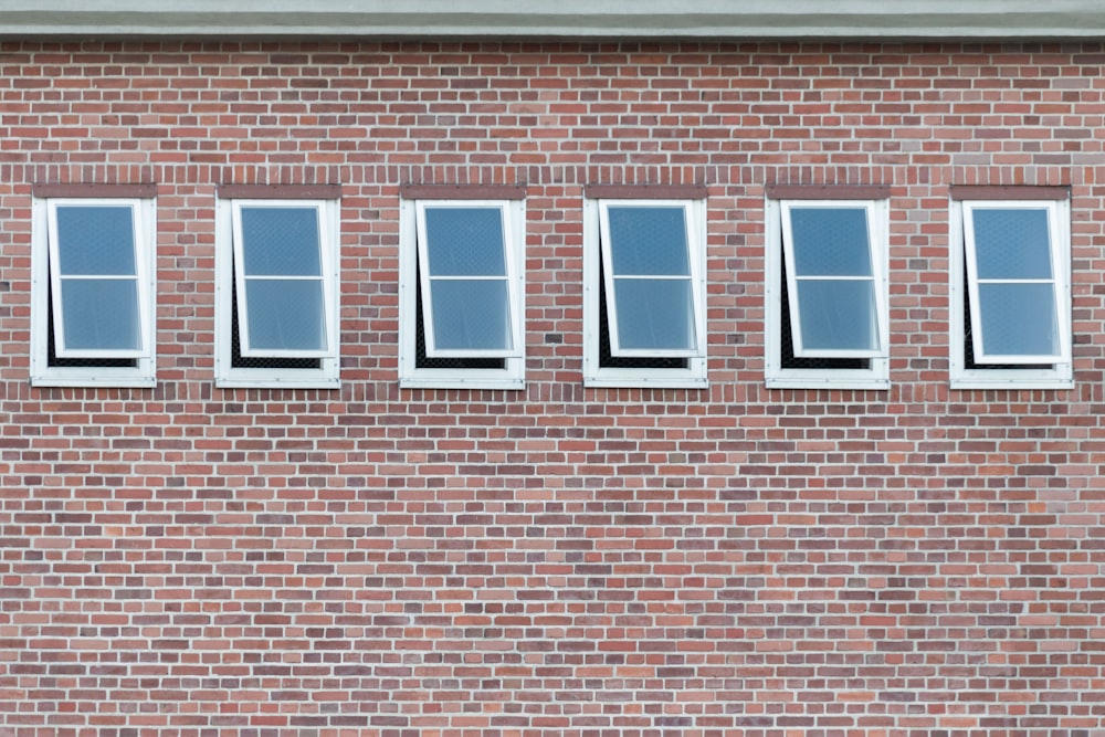 finestre con cornice bianca