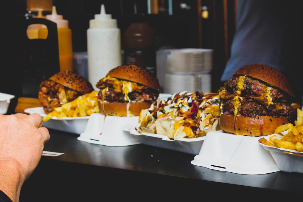 Tres sandwhiches de hamburguesa cocidos